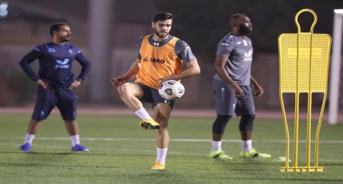 مصدر بالأهلي ليلا كورة: لا يوجد بند يمنع بيع أزارو في مصر بدون موافقتنا